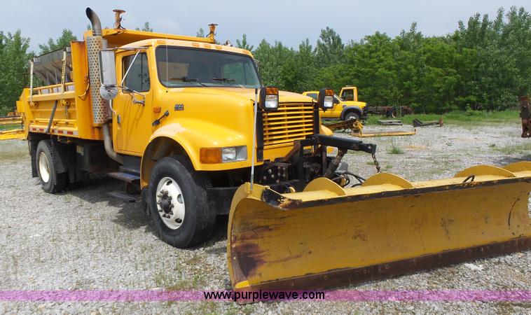 image for item L6080 2002 International 4900 dump truck