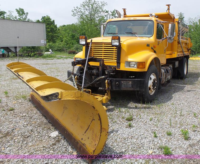 image for item L6080 2002 International 4900 dump truck