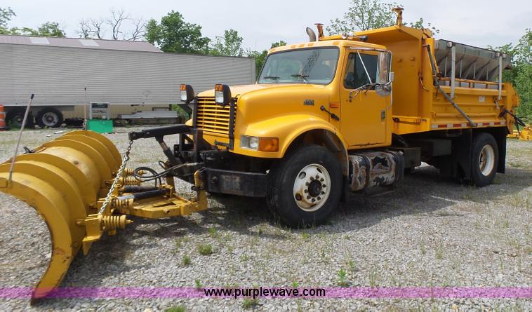 image for item L6080 2002 International 4900 dump truck