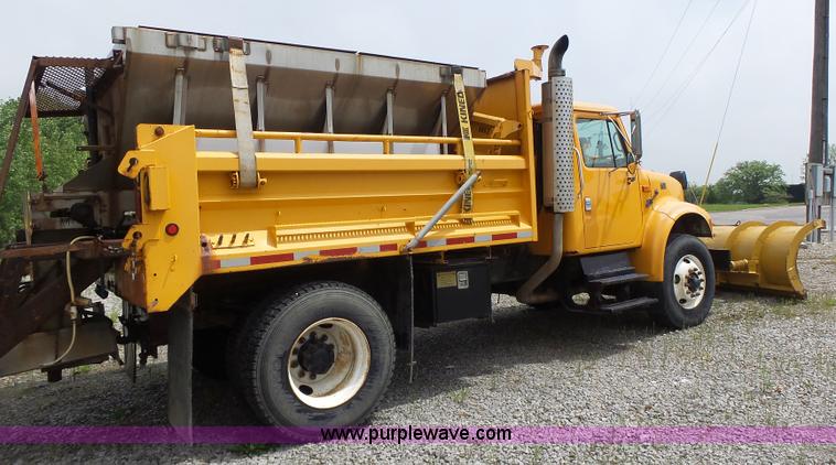 image for item L6080 2002 International 4900 dump truck