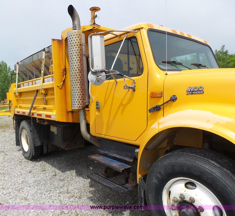 image for item L6080 2002 International 4900 dump truck