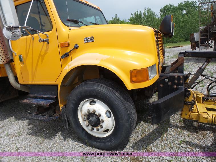 image for item L6080 2002 International 4900 dump truck