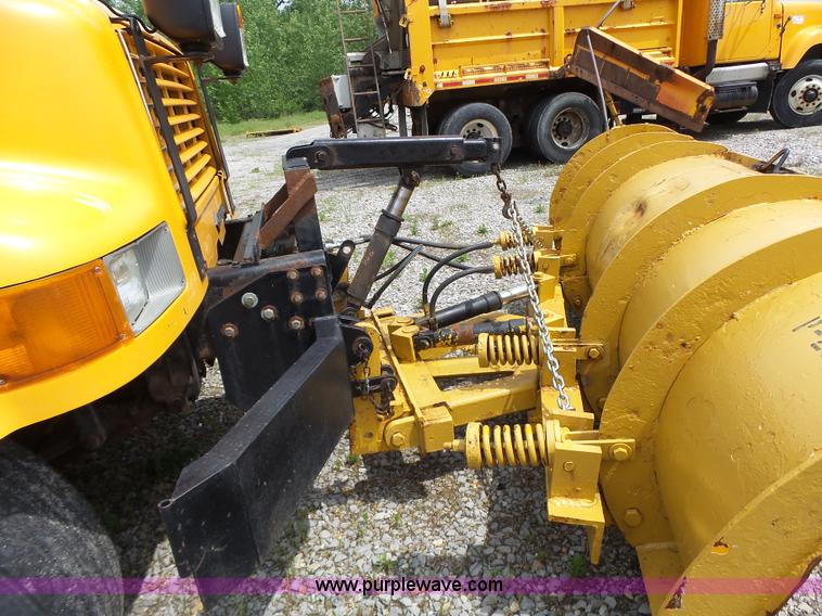 image for item L6080 2002 International 4900 dump truck