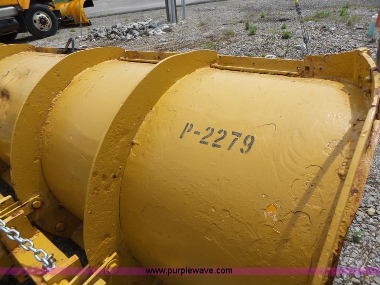 image for item L6080 2002 International 4900 dump truck