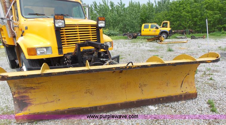 image for item L6080 2002 International 4900 dump truck