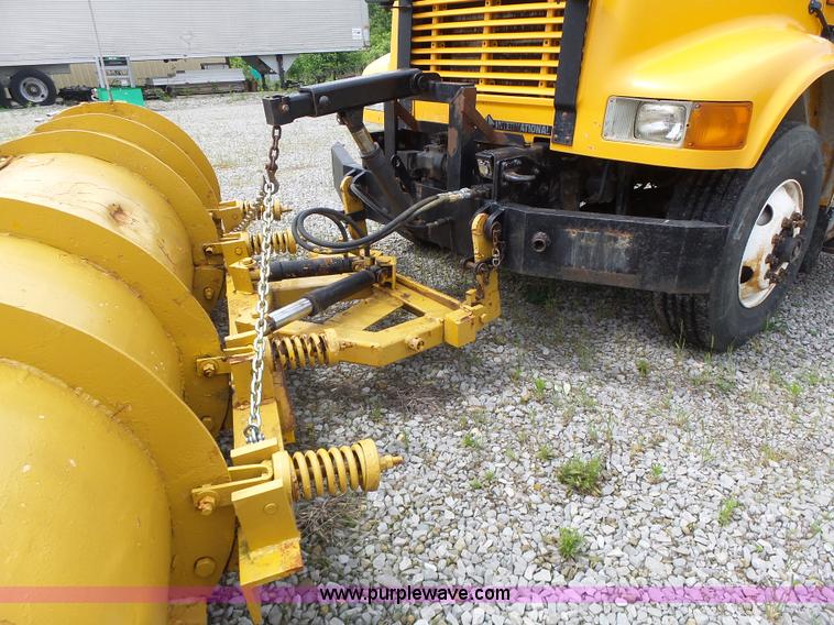 image for item L6080 2002 International 4900 dump truck