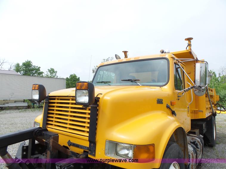 image for item L6080 2002 International 4900 dump truck
