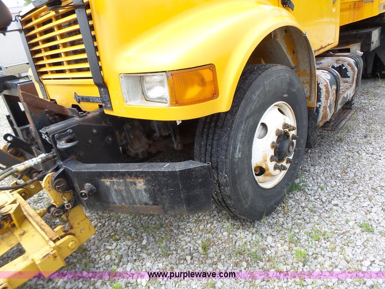 image for item L6080 2002 International 4900 dump truck