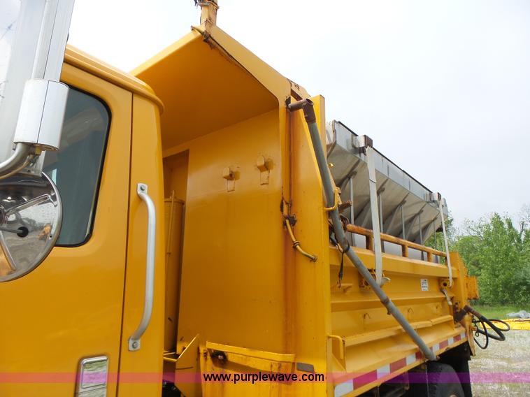 image for item L6080 2002 International 4900 dump truck