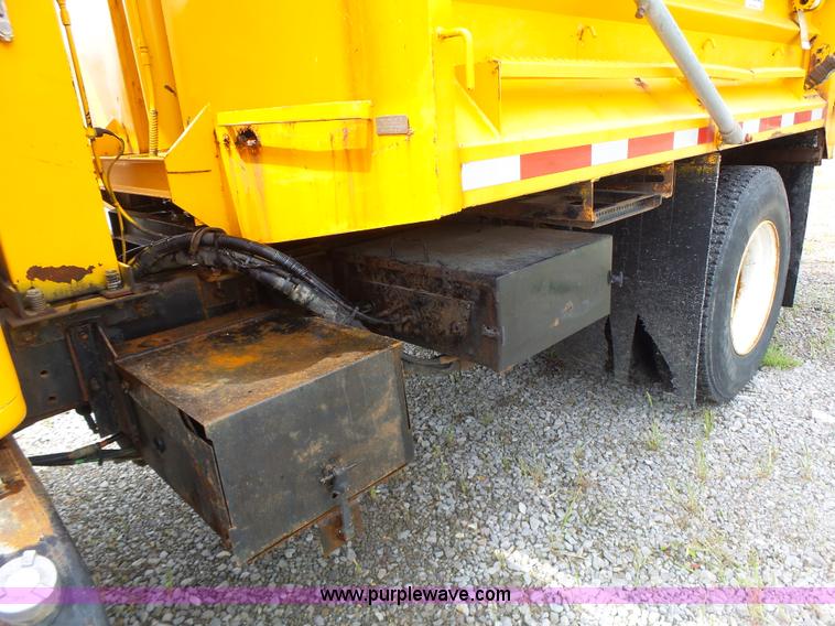 image for item L6080 2002 International 4900 dump truck