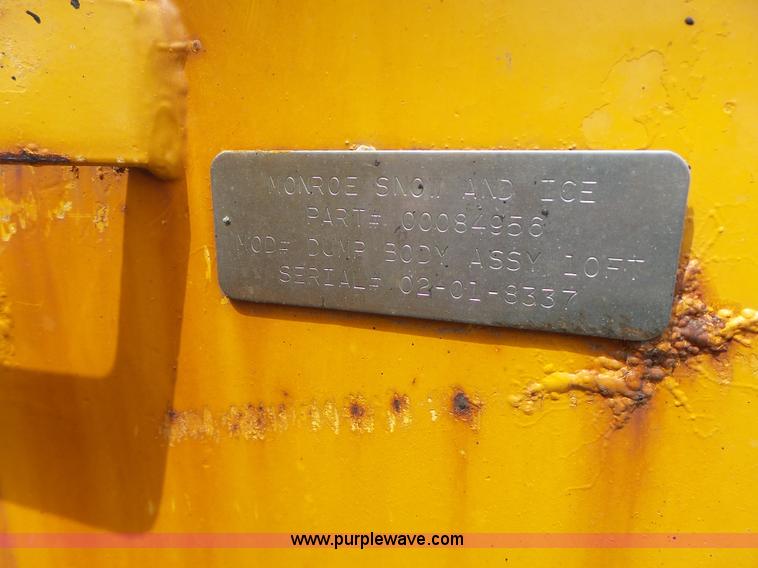 image for item L6080 2002 International 4900 dump truck