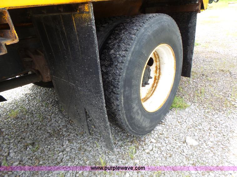 image for item L6080 2002 International 4900 dump truck