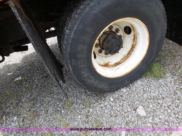 image for item L6080 2002 International 4900 dump truck