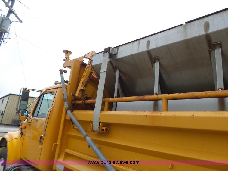 image for item L6080 2002 International 4900 dump truck