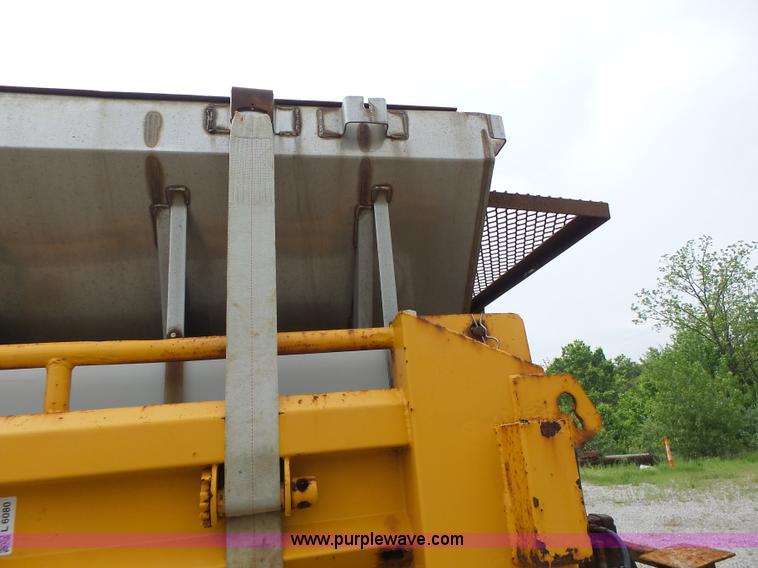 image for item L6080 2002 International 4900 dump truck