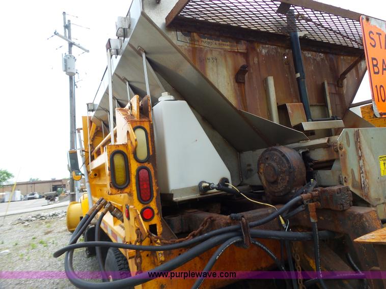 image for item L6080 2002 International 4900 dump truck