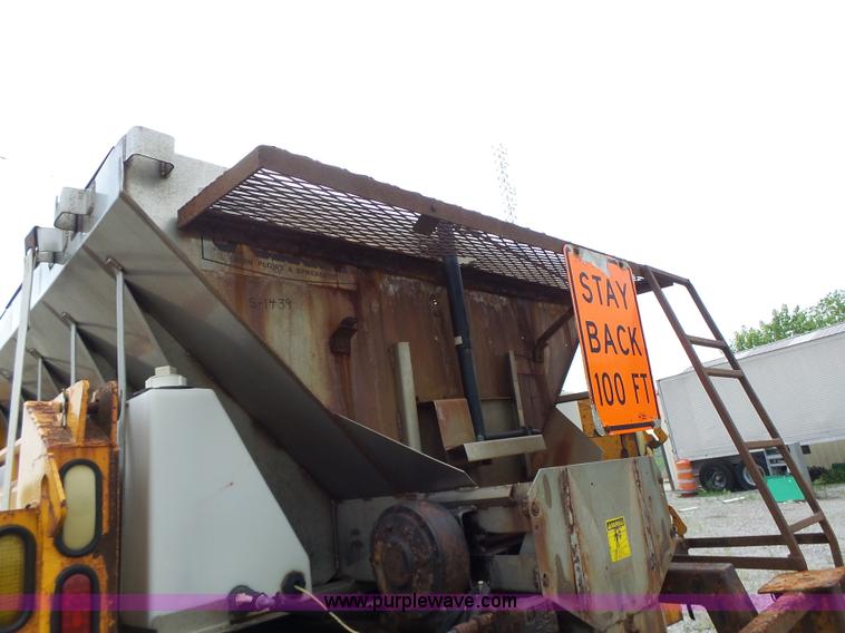 image for item L6080 2002 International 4900 dump truck