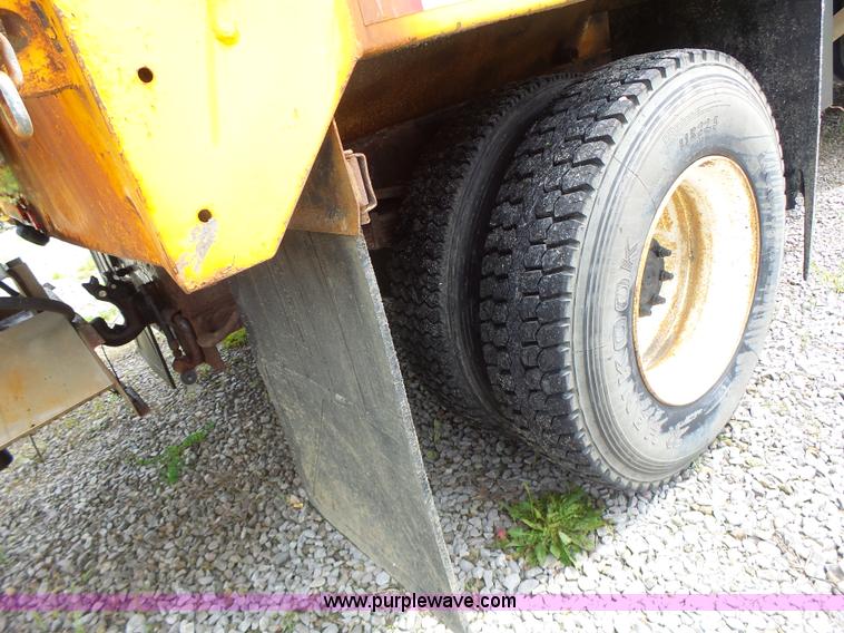 image for item L6080 2002 International 4900 dump truck