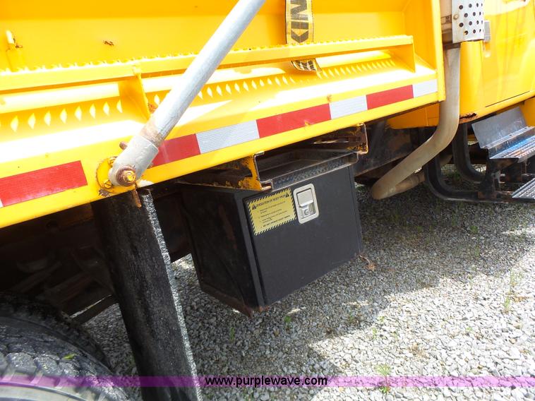 image for item L6080 2002 International 4900 dump truck