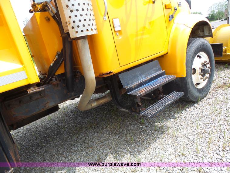 image for item L6080 2002 International 4900 dump truck