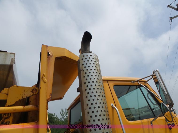 image for item L6080 2002 International 4900 dump truck