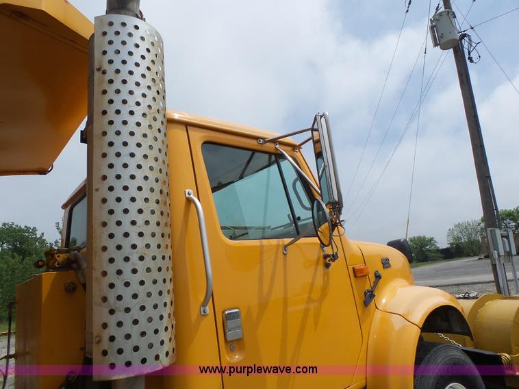 image for item L6080 2002 International 4900 dump truck