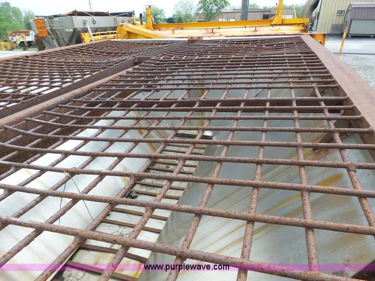 image for item L6080 2002 International 4900 dump truck