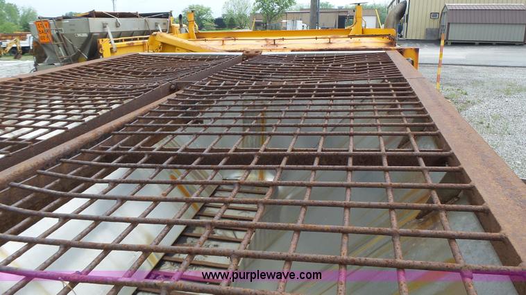 image for item L6080 2002 International 4900 dump truck