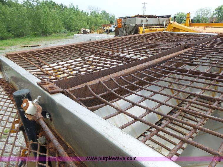 image for item L6080 2002 International 4900 dump truck