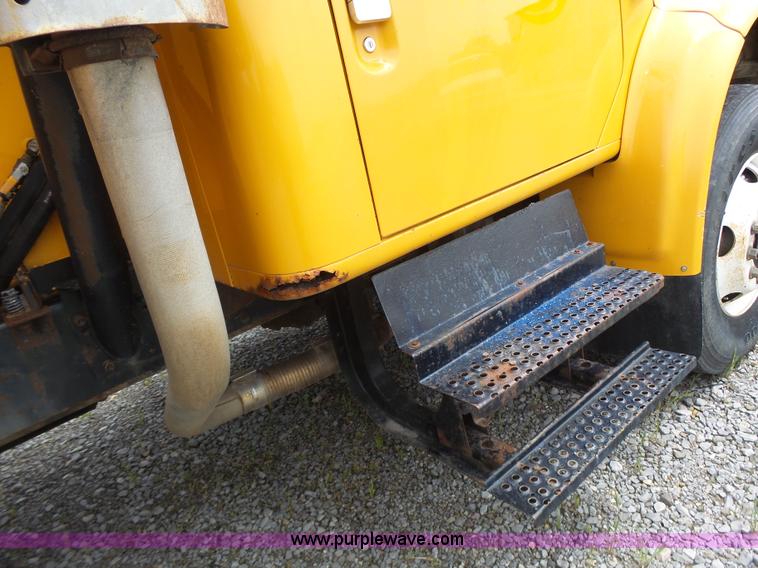 image for item L6080 2002 International 4900 dump truck