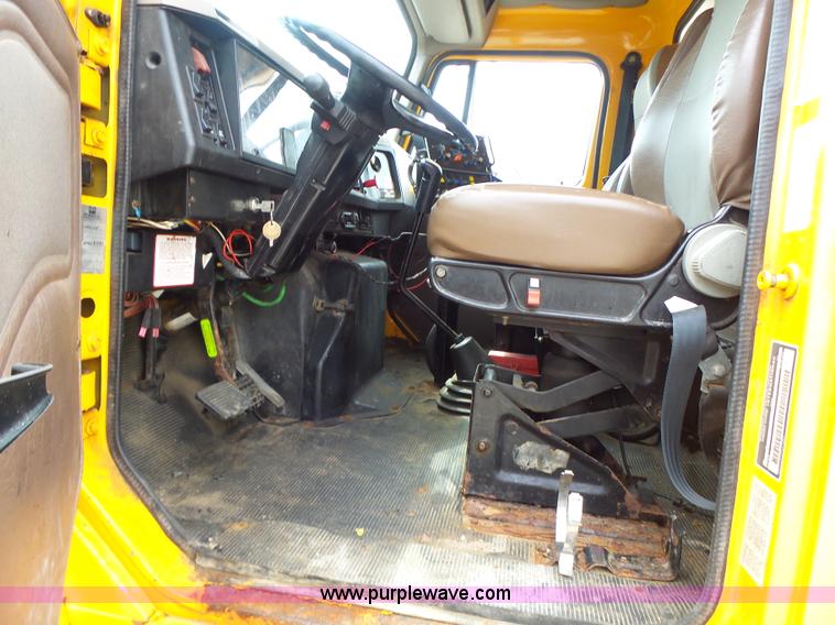 image for item L6080 2002 International 4900 dump truck