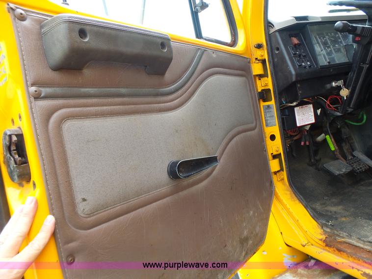 image for item L6080 2002 International 4900 dump truck