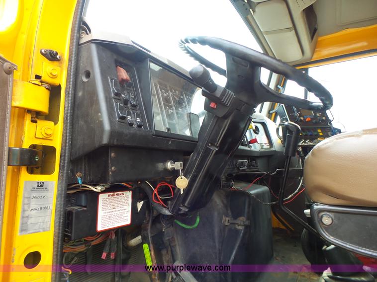 image for item L6080 2002 International 4900 dump truck