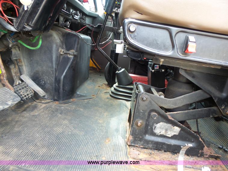 image for item L6080 2002 International 4900 dump truck