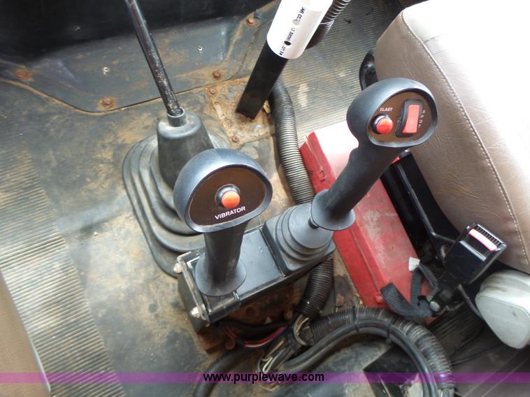 image for item L6080 2002 International 4900 dump truck