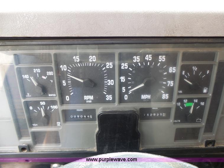 image for item L6080 2002 International 4900 dump truck