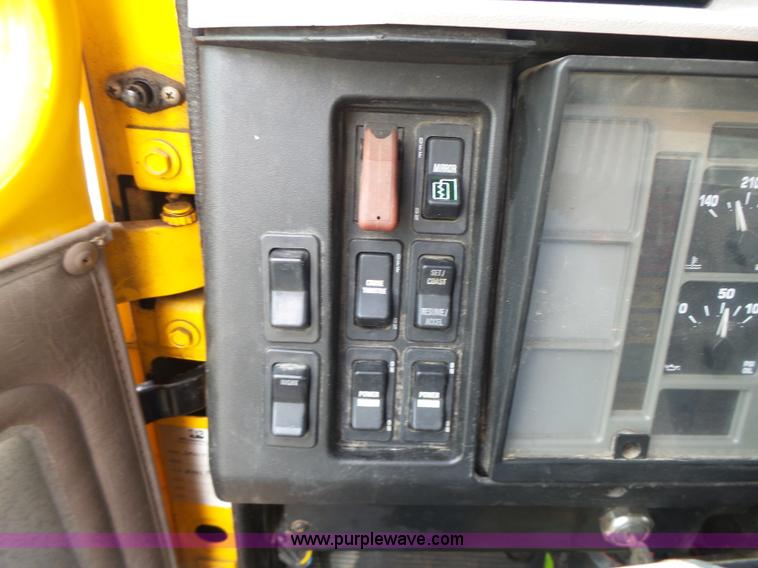 image for item L6080 2002 International 4900 dump truck