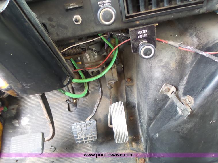 image for item L6080 2002 International 4900 dump truck