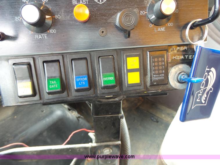 image for item L6080 2002 International 4900 dump truck