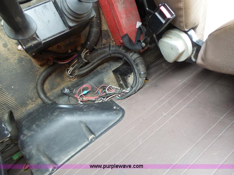 image for item L6080 2002 International 4900 dump truck