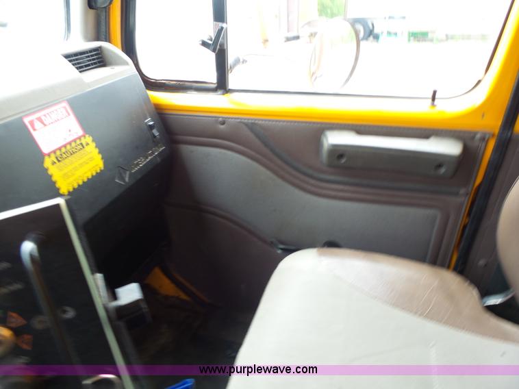 image for item L6080 2002 International 4900 dump truck