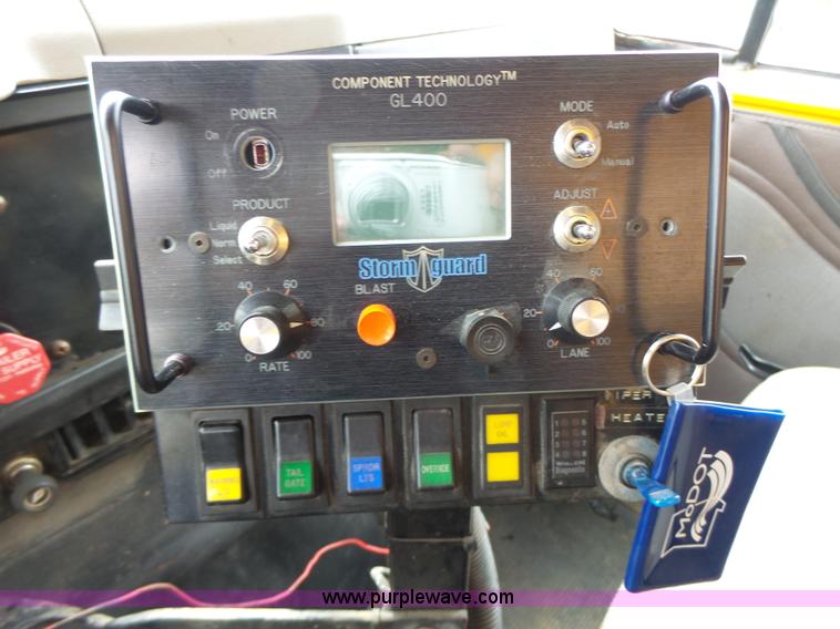 image for item L6080 2002 International 4900 dump truck