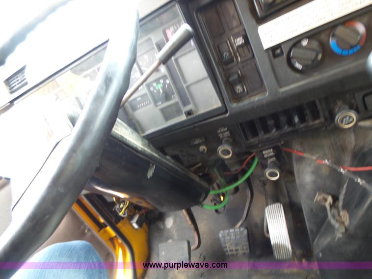 image for item L6080 2002 International 4900 dump truck