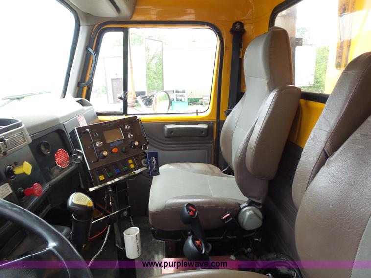 image for item L6080 2002 International 4900 dump truck