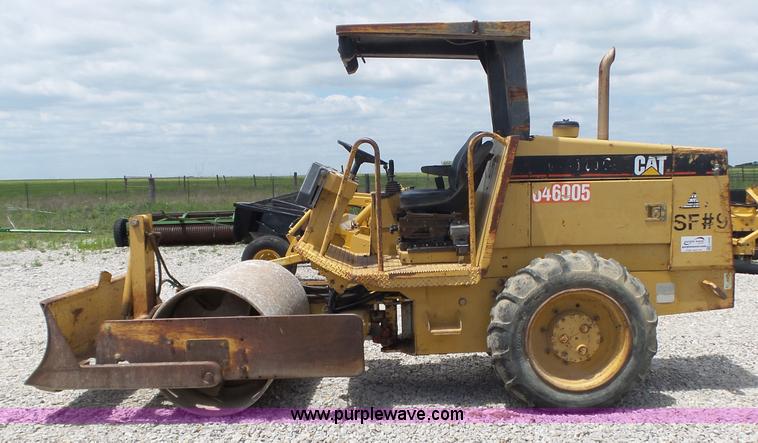 image for item L6345 1998 Caterpillar CP-323C single drum vibratory roller