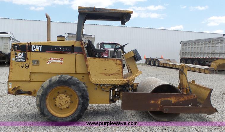 image for item L6345 1998 Caterpillar CP-323C single drum vibratory roller
