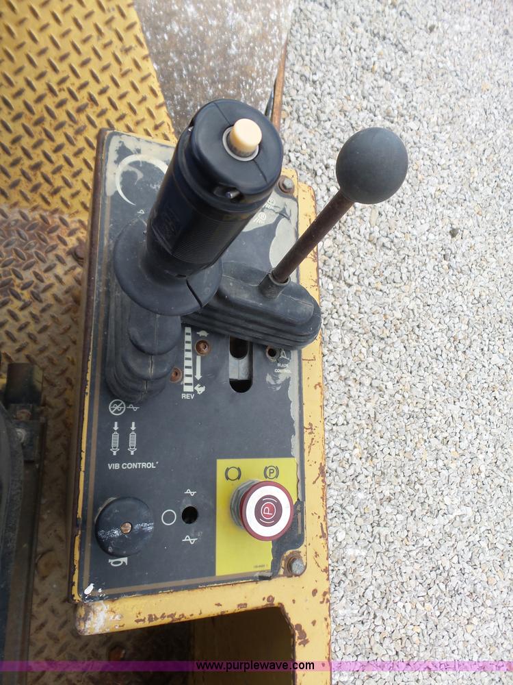 image for item L6345 1998 Caterpillar CP-323C single drum vibratory roller