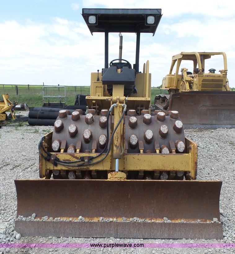 image for item L6346 2000 Caterpillar CP-433C vibratory padfoot roller