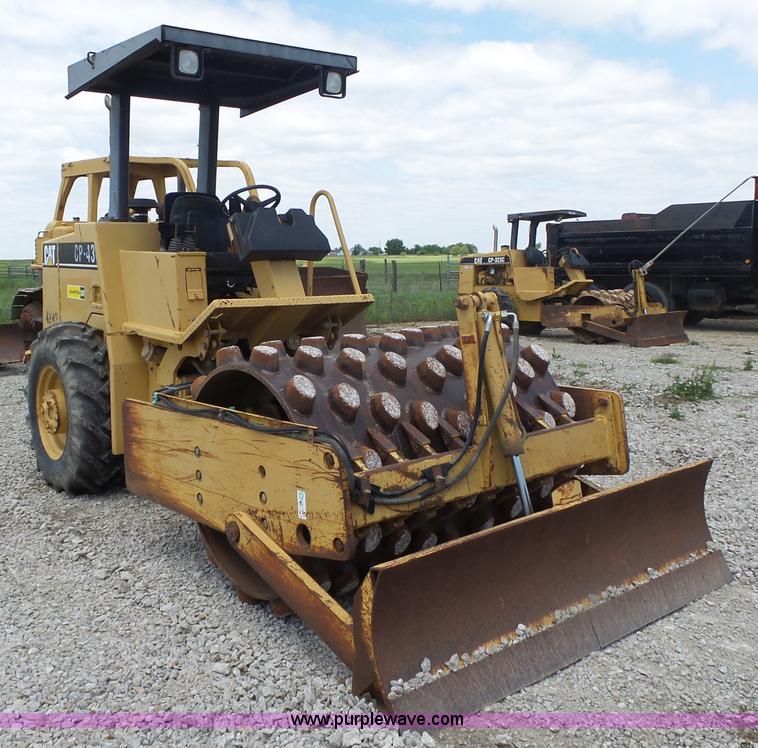 image for item L6346 2000 Caterpillar CP-433C vibratory padfoot roller