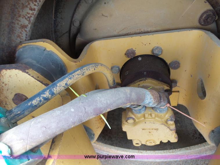 image for item L6346 2000 Caterpillar CP-433C vibratory padfoot roller